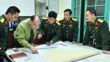 Các cán bộ Ủy ban Quốc gia tìm kiếm cứu nạn thu thập, xử lý thông tin, cập nhật công tác tìm kiếm từ các lực lượng ngoài hiện trường báo về Trung tâm chỉ huy (Ảnh: Đăng Khoa).. 