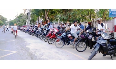 Phụ huynh Trường tiểu học số 2 Bắc Lý dừng xe ngay ngắn đúng vị trí để đón con em trước cổng trường.