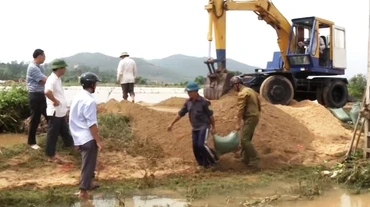 Nỗ lực hàn gắn đoạn đê vỡ ở xã Bắc Trạch, huyện Bố Trạch.