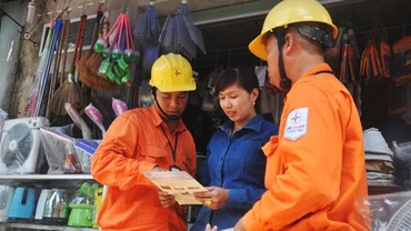 Công nhân ngành điện Thủ đô tuyên truyền, vận động người dân sử dụng điện an toàn, hiệu quả, phòng chống cháy nổ. Ảnh: TOÀN THẮNG