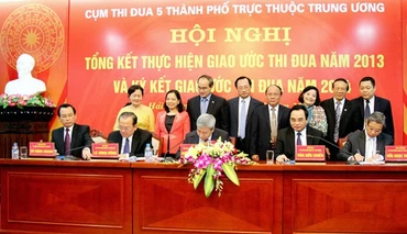 Lãnh đạo năm TP ký kết giao ước thi đua