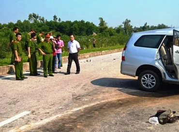 Phó Chủ tịch Ủy ban ATGT Quốc gia Khuất Việt Hùng tại hiện trường vụ tai nạn.