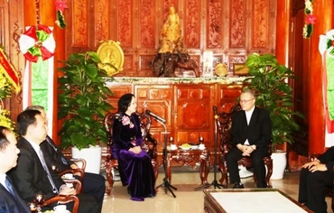 Đồng chí Trương Thị Mai, Ủy viên Bộ Chính trị, Bí thư T.Ư Đảng, Trưởng Ban Dân vận T.Ư cùng Đoàn công tác đã đến thăm, chúc mừng Chủ tịch Hội đồng Giám mục Việt Nam, Tổng Giám mục Tổng Giáo phận Huế.