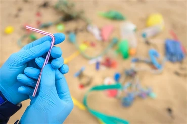 Khuyến khích các doanh nghiệp lữ hành ngừng sử dụng ống hút nhựa. (Ảnh: Monty Rakusen/Getty Images)