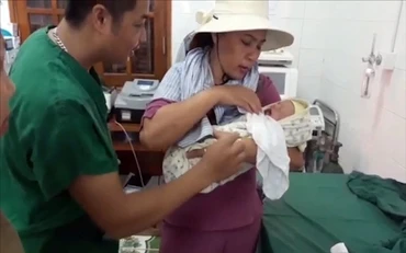 Cháu bé chào đời sau ca sinh mổ cấp cứu.