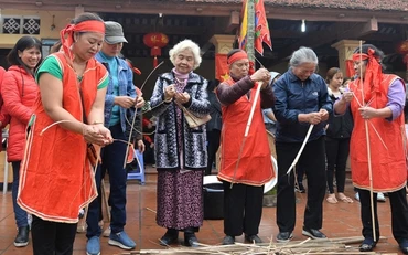 Trong tiếng trống rộn ràng, bốn đội (tương ứng với bốn giáp của làng) tham gia thổi cơm thi dưới sự cổ vũ nhiệt tình của người dân và du khách.