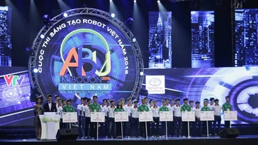 Trao giải cho các đội trong đêm chung kết cuộc thi Robocon 2016.