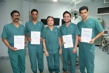 PGS, TS Trần Ngọc Lương (giữa) đã đào tạo và chuyển giao kỹ thuật mổ nội soi tuyến giáp cho nhiều bác sĩ trong và ngoài nước.