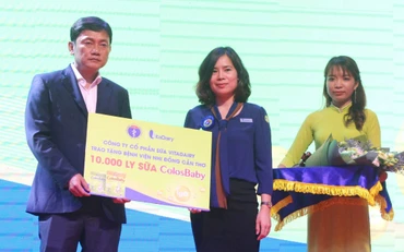 Đại diện Công ty Vita Dairy trao tượng trưng 10.000 ly sữa ColosBaby cho Bệnh viện Nhi đồng Cần Thơ.