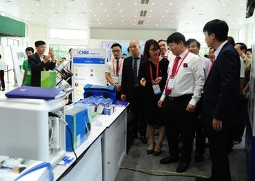 Đại biểu tham quan các gian trưng bày.