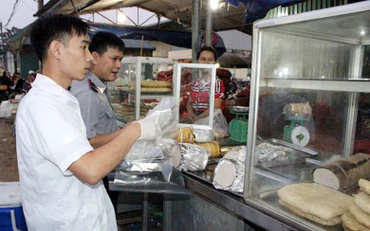 Ðoàn kiểm tra liên ngành Sở Nông nghiệp và Phát triển nông thôn Hà Nội kiểm tra an toàn thực phẩm tại chợ đầu mối nông sản Minh Khai, quận Bắc Từ Liêm. Ảnh: QUỲNH DUNG