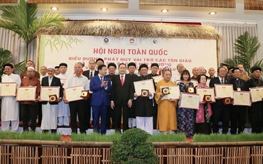Nhiều tập thể, cá nhân điển hình tiên tiến được tuyên dương, khen thưởng tại Hội nghị.