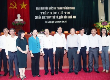 Đồng chí Thuận Hữu, Ủy viên T.Ư Đảng, Tổng Biên tập Báo Nhân Dân, Chủ tịch Hội Nhà báo Việt Nam cùng Đoàn đại biểu QH TP Hải Phòng tiếp xúc cử tri tại huyện Tiên Lãng.