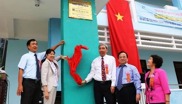 Gắn biển công trình cộng đồng phòng tránh thiên tai Trường tiểu học Vân An