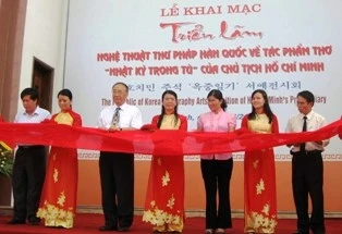 Cắt băng khai mạc triển lãm.