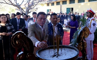 Lãnh đạo tỉnh Đắk Lắk thắp hương tri ân các chiến sĩ cách mạng từng bị bắt, tù đày, hy sinh tại Di tích lịch sử quốc gia đặc biệt Nhà đày Buôn Ma Thuột.