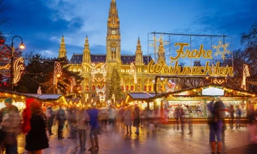 Khu chợ Giáng sinh ở Thủ đô Vienna, Áo, rực rỡ ánh đèn. (Ảnh: Getty Images)