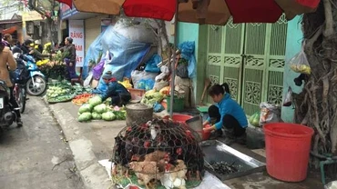 Các mặt hàng được bày bán trong chợ rất đa dạng nhưng hầu hết đều không rõ nguồn gốc, xuất xứ.
