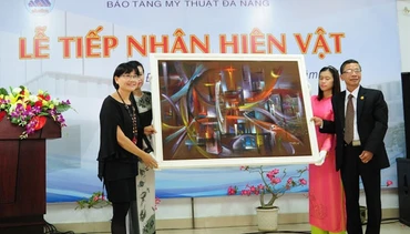 Các hoạ sĩ trao tranh hiến tặng Bảo tàng Mỹ thuật Đà Nẵng.