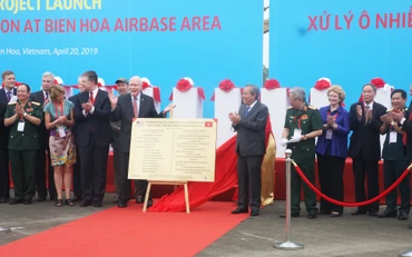 Phó Thủ tướng Thường trực Chính phủ Trương Hòa Bình và Thượng nghị sĩ Hoa Kỳ Patrick Leahy thực hiện nghi thức khởi động.