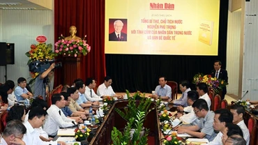 Buổi lễ ra mắt sách. Ảnh: DUY LINH