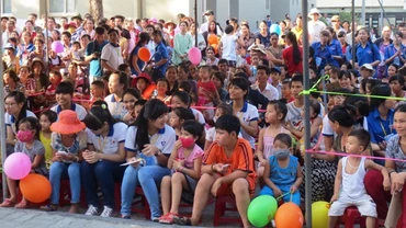 Đông đảo phụ huynh và các em thiếu nhi đang điều trị tại Bệnh viện T.Ư Huế tham gia chương trình “Tết Thiếu nhi 1-6”.