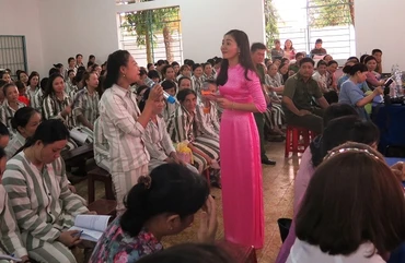 Một phạm nhân nữ phát biểu ý kiến tại chương trình.