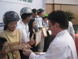 Ông Greig Craft, chủ tịch Quỹ Phòng
chống thương vong Châu Á trao giải thưởng
cho đại diện các đề án đoạt giải.