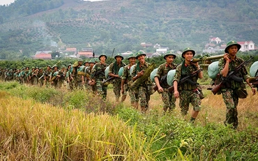 Bộ đội Sư đoàn 3 (Quân khu 1) hành quân cơ động qua các địa hình diễn tập.