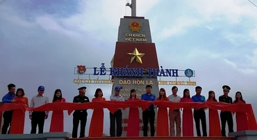 Đại biểu cắt băng khánh thành công trình cột cờ trên đảo Hòn LaA2- Cột cờ Tổ quốc trên đảo Hòn La (Quảng Bình)