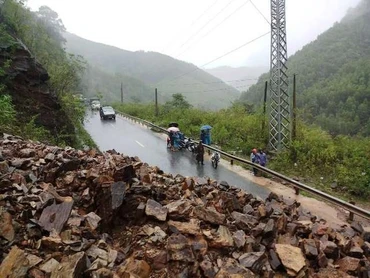 Chi cục Quản lý đường bộ II.6 cùng các đơn vị liên quan đã huy động các phương tiện, lực lượng khẩn trương khắc phục các điểm sạt lở trên tuyến đường Hồ Chí Minh.