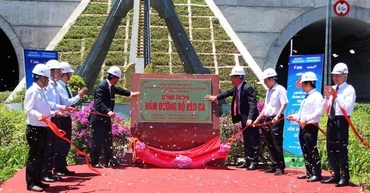Bộ Xây dựng gắn biển tôn vinh công trình Hầm đường bộ Đèo Cả