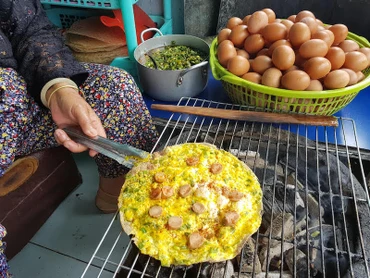Bánh tráng nước Đà Lạt được đùa vui ví von bằng tên gọi "pizza Việt".