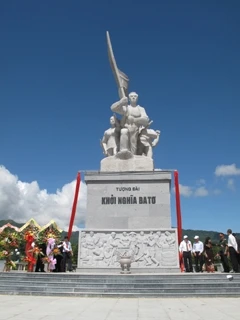 Tượng đài khởi nghĩa Ba Tơ.