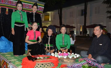 Tái hiện lễ “Tằng cẩu” (búi tóc) của đồng bào dân tộc Thái.