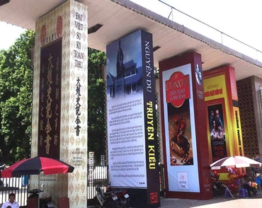 Các tác phẩm văn học kinh điển được lựa chọn để làm chi tiết trang trí cổng vào của Triển lãm.