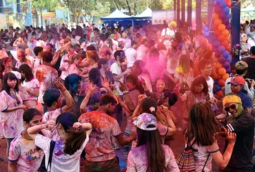 Lễ hội Holi 2017 được tổ chức tại Công viên nước Hồ Tây sáng 19-3 đã thu hút hàng nghìn người tham dự.