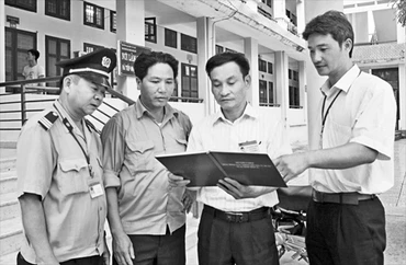 Thành viên Ban quản lý khu nội trú Trường đại học Tây Bắc trao đổi công việc.