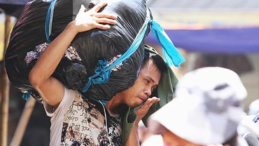 Tiết trời oi bức khiến công việc của nhiều người lao động thêm vất vả. Ảnh: KHIẾU MINH