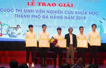 Nhóm tác giả đề tài: “Phương tiện thủy bộ thu gom rác” nhận giải Nhất.
