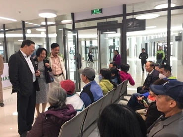 PGS,TS Nguyễn Quốc Anh - Giám đốc bệnh viện (ngoài cùng bên trái) thăm hỏi bà con đi khám bệnh.