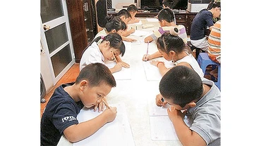 Một lớp luyện chữ trước khi vào lớp 1. Ảnh: MINH NGỌC