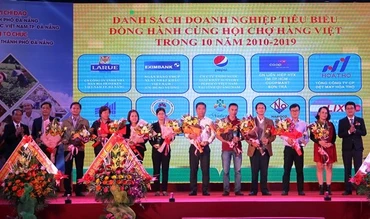 Trao kỷ niệm chương cho mười đơn vị.