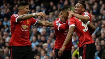 Đồng đội mừng bàn thắng của M. Rashford (phải).