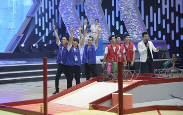 Đội vô địch (áo xanh) và đội giải nhì (áo đỏ). Ảnh: vtv.vn
