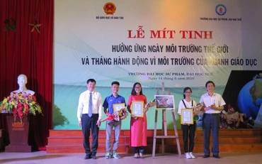 Trao thưởng cho các tác giả/nhóm tác giả đạt giải trong Cuộc thi hưởng ứng Ngày môi trường thế giới và Tháng hành động vì môi trường năm 2019.