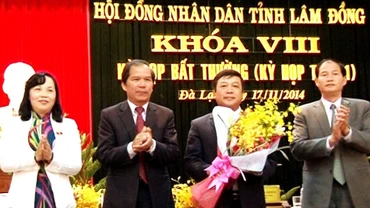 Bí thư Tỉnh ủy Lâm Đồng (thứ hai, bên trái) tặng hoa chúc mừng tân Chủ tịch UBND tỉnh Đoàn Văn Việt.