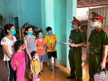 Lực lượng chức năng rà soát, cập nhật thông tin.