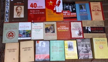 Các cuốn sách quý hiếm về Bác Hồ được xuất bản qua các thời kỳ.