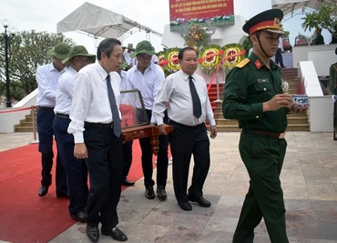 Lãnh đạo hai tỉnh Quảng Bình và Khăm Muộn tiễn đưa hài cốt các liệt sĩ về nơi an nghỉ cuối cùng.